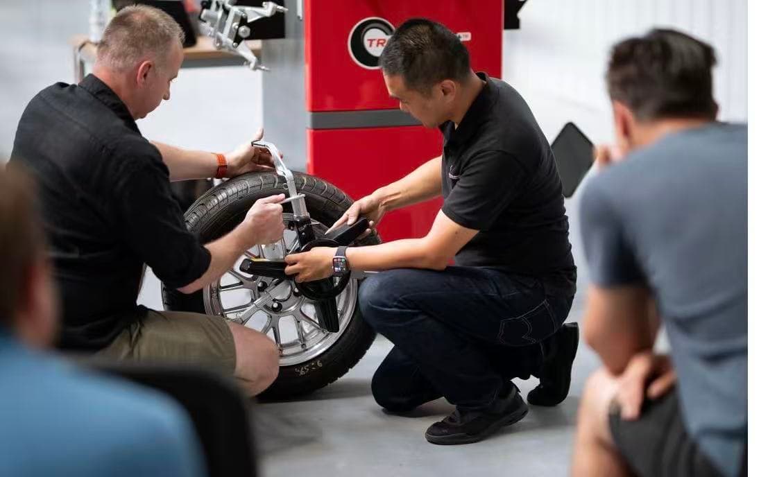 TreadPlus wheel alignment distributor training in Poland
